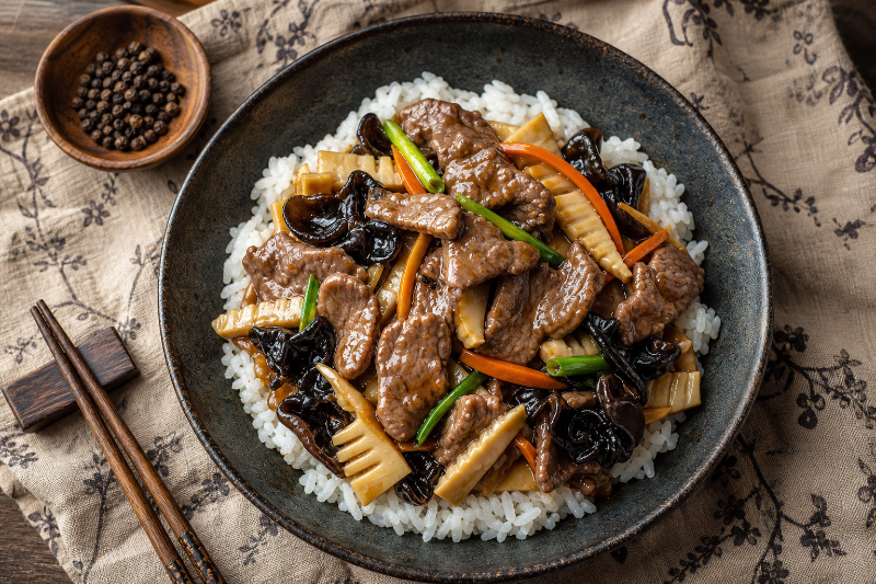 Bœuf aux champignons noirs et pousses de bambou, recette GustoPlan