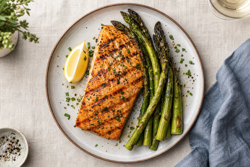 Grilled salmon with asparagus and lemon, GustoPlan recipe