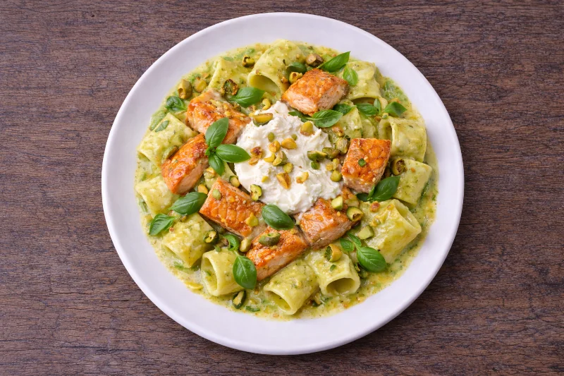 Paccheri à la crème de courgettes, burrata et saumon