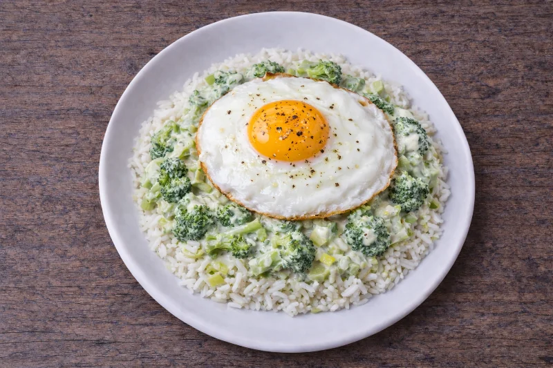 Oeuf au Plat, Riz et Brocolis Crémeux