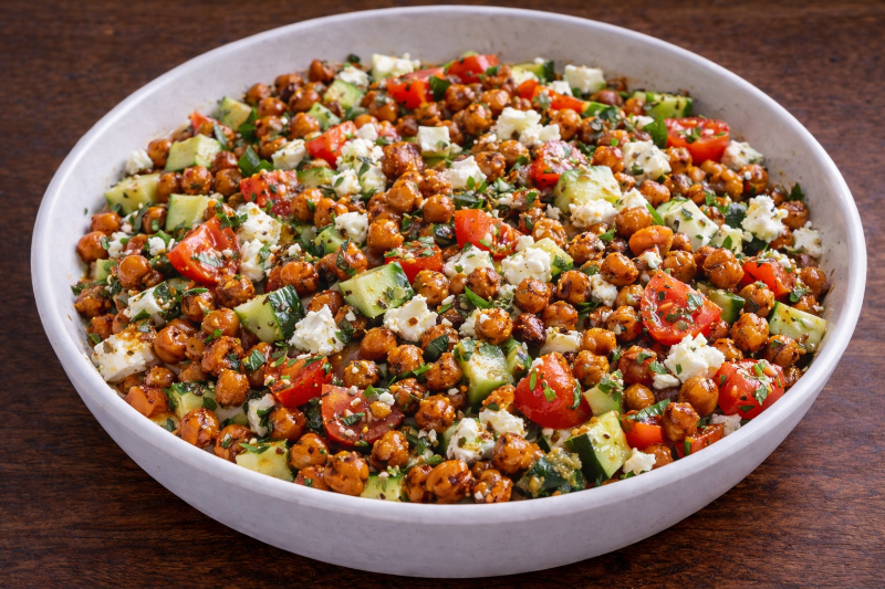 Salade tiède de pois chiches rôtis, feta, tomates et concombre