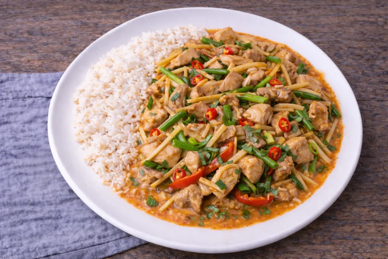 Poulet sauté au gingembre frais et oignons cebette