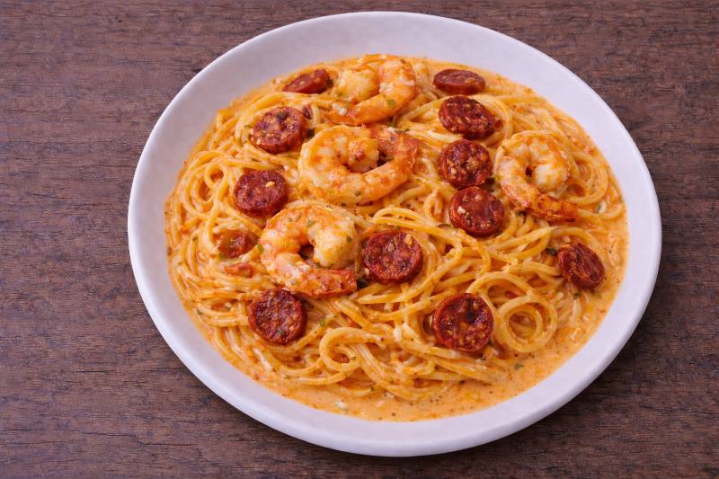 Spaghetti à la crème de poivron, chorizo et crevettes