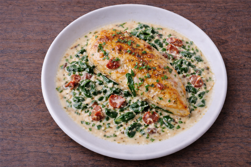 Poulet crémeux aux épinards, parmesan et tomates séchées